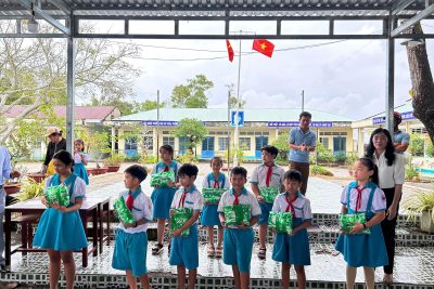 LIÊN ĐỘI TRƯỜNG TIỂU HỌC VĨNH PHONG 3 TRAO TẶNG QUÀ HỖ TRỢ CHO THIẾU NHI CÓ HOÀN CẢNH KHÓ KHĂN